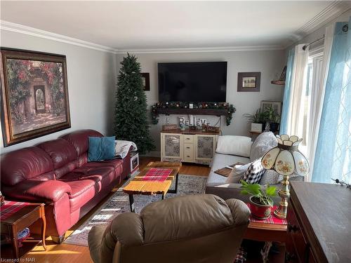 28 Rosewood Avenue, Welland, ON - Indoor Photo Showing Living Room