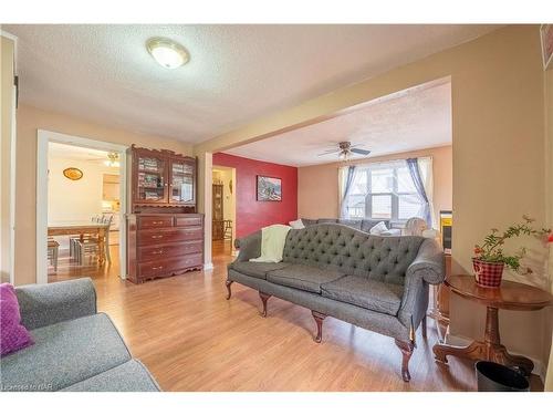 3588 Elm Street, Port Colborne, ON - Indoor Photo Showing Living Room