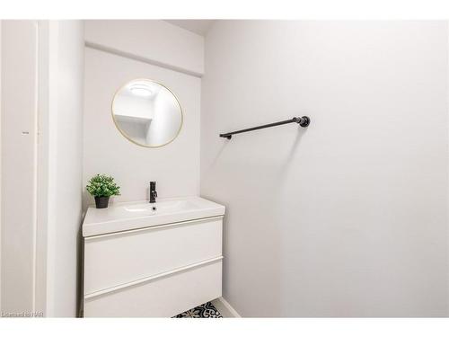 27 Harmony Way, Thorold, ON - Indoor Photo Showing Bathroom