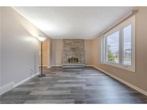 7 Dobbie Road, Thorold, ON - Indoor With Fireplace