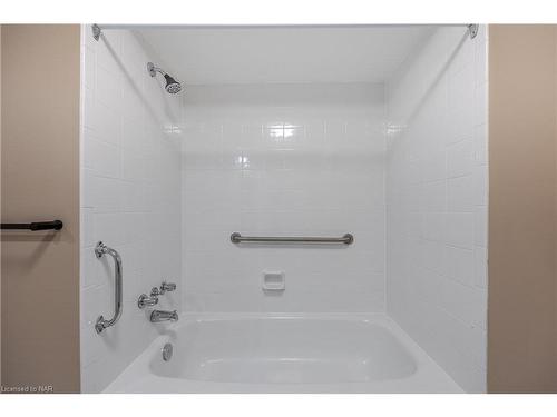 7 Dobbie Road, Thorold, ON - Indoor Photo Showing Bathroom