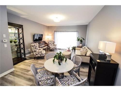 19 Dorchester Boulevard S, St. Catharines, ON - Indoor Photo Showing Living Room