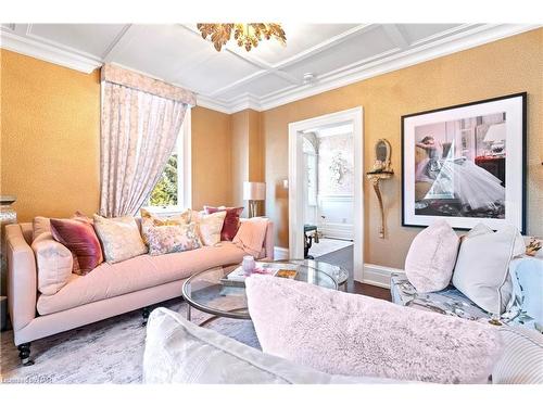 94 Prideaux Street, Niagara-On-The-Lake, ON - Indoor Photo Showing Living Room