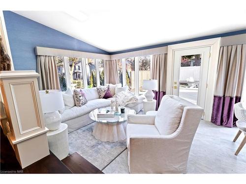 94 Prideaux Street, Niagara-On-The-Lake, ON - Indoor Photo Showing Living Room