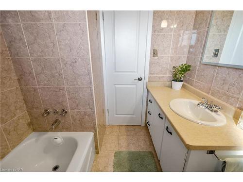 31 Kent Street, St. Catharines, ON - Indoor Photo Showing Bathroom