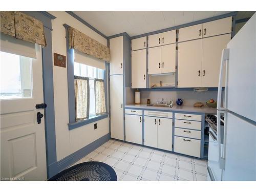 29 Taylor Avenue, St. Catharines, ON - Indoor Photo Showing Kitchen