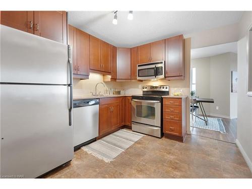 911-7 Gale Crescent, St. Catharines, ON - Indoor Photo Showing Kitchen