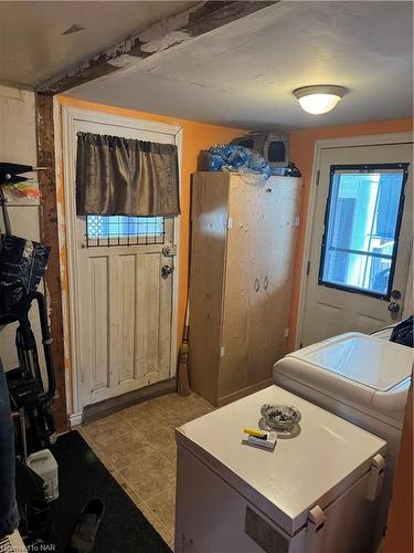 6481 Bellevue Street, Niagara Falls, ON - Indoor Photo Showing Laundry Room