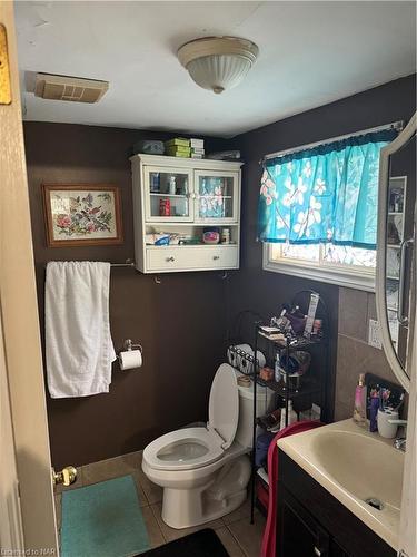 6481 Bellevue Street, Niagara Falls, ON - Indoor Photo Showing Bathroom