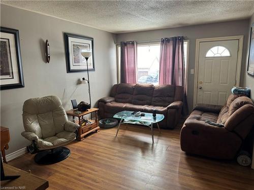 5564 Fraser Street, Niagara Falls, ON - Indoor Photo Showing Living Room
