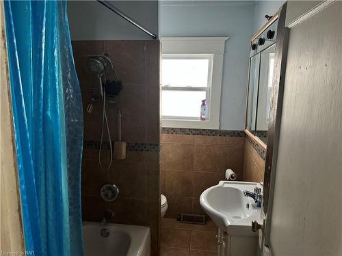 5564 Fraser Street, Niagara Falls, ON - Indoor Photo Showing Bathroom