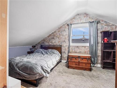 214 High Street, Fort Erie, ON - Indoor Photo Showing Bedroom