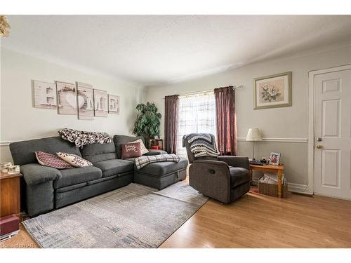 17 Mccalla Drive, St. Catharines, ON - Indoor Photo Showing Living Room