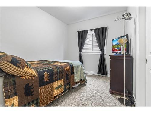 430 Williams Crescent, Fort Erie, ON - Indoor Photo Showing Bedroom