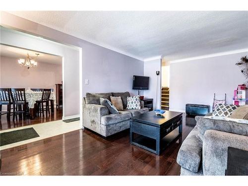 79 Glen Park Road, St. Catharines, ON - Indoor Photo Showing Living Room