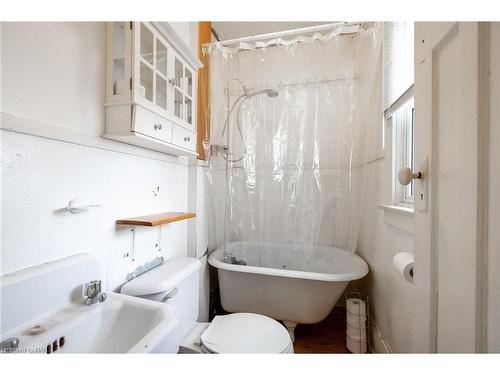 15 Ball Avenue E, St. Catharines, ON - Indoor Photo Showing Bathroom
