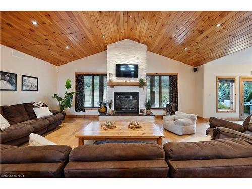 1559 York Road, St. Davids, ON - Indoor Photo Showing Living Room With Fireplace