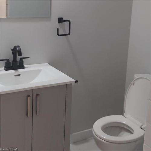 5 Ramsey Street, St. Catharines, ON - Indoor Photo Showing Bathroom