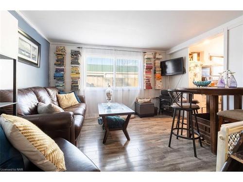 3824 Roxborough Avenue, Crystal Beach, ON - Indoor Photo Showing Living Room