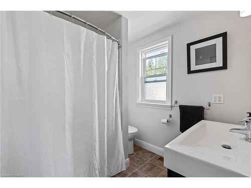 780 Niagara Stone Road, Niagara-On-The-Lake, ON - Indoor Photo Showing Bathroom
