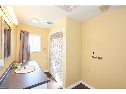 404 Ontario Road, Welland, ON - Indoor Photo Showing Bathroom