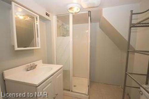 54 Lloyd Street, St. Catharines, ON - Indoor Photo Showing Bathroom