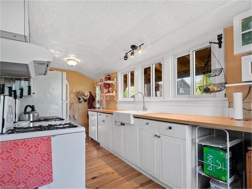 267 Oxford Avenue, Crystal Beach, ON - Indoor Photo Showing Kitchen