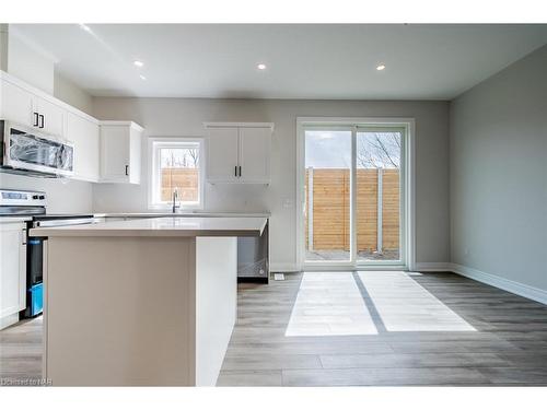 19-121A Moffatt Street, St. Catharines, ON - Indoor Photo Showing Kitchen