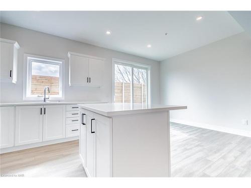 19-121A Moffatt Street, St. Catharines, ON - Indoor Photo Showing Kitchen