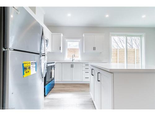 19-121A Moffatt Street, St. Catharines, ON - Indoor Photo Showing Kitchen