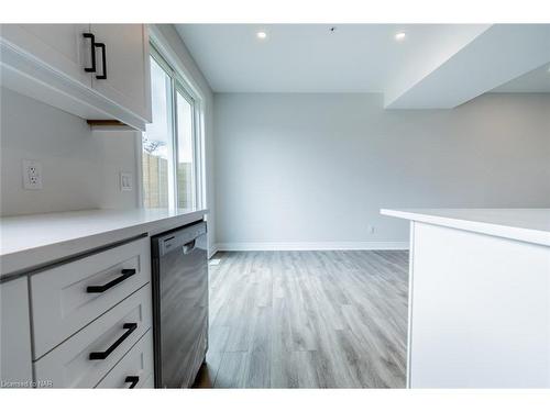 19-121A Moffatt Street, St. Catharines, ON - Indoor Photo Showing Kitchen