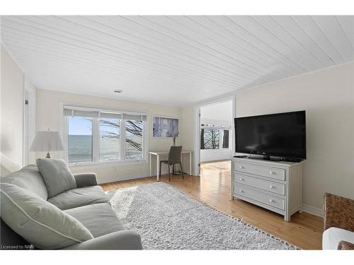 1705 Macdonald Drive, Fort Erie, ON - Indoor Photo Showing Living Room