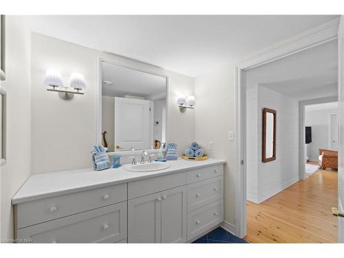 1705 Macdonald Drive, Fort Erie, ON - Indoor Photo Showing Bathroom