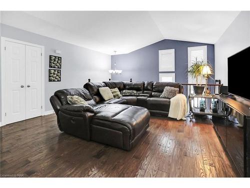 8409 Greenfield Crescent, Niagara Falls, ON - Indoor Photo Showing Living Room