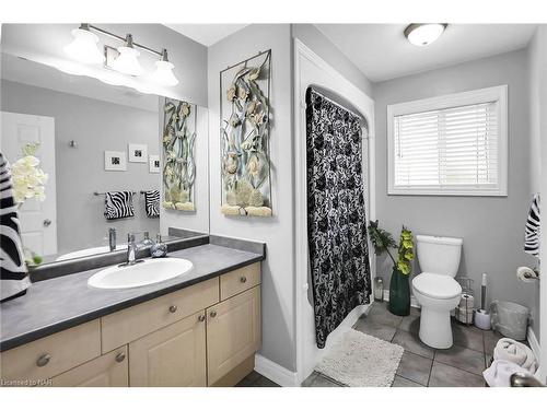 8409 Greenfield Crescent, Niagara Falls, ON - Indoor Photo Showing Bathroom