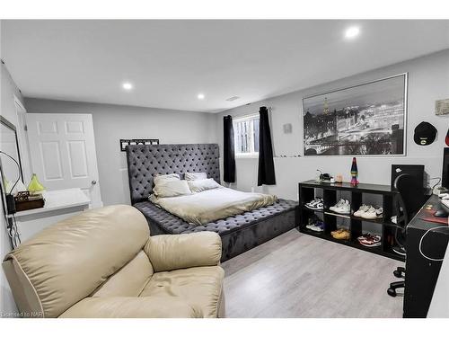 8409 Greenfield Crescent, Niagara Falls, ON - Indoor Photo Showing Bedroom