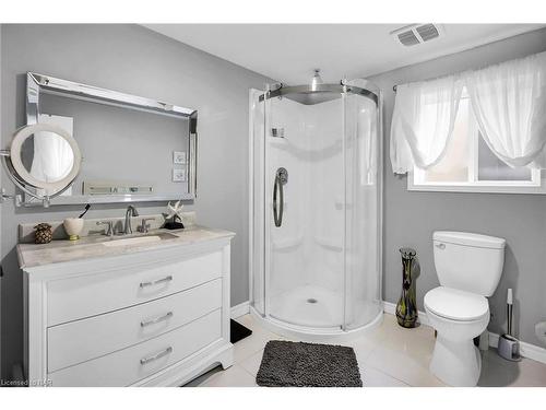 8409 Greenfield Crescent, Niagara Falls, ON - Indoor Photo Showing Bathroom