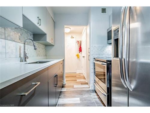 901-359 Geneva Street, St. Catharines, ON - Indoor Photo Showing Kitchen With Upgraded Kitchen