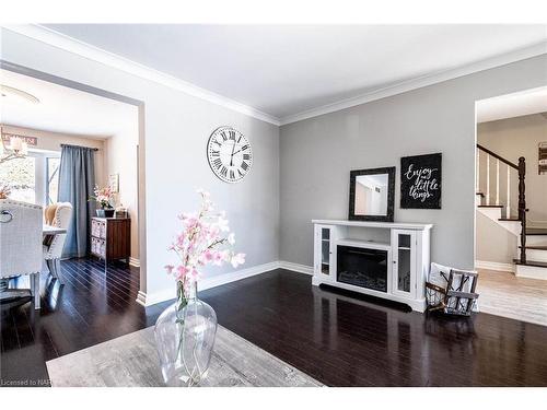 66 Berkwood Place, Fonthill, ON - Indoor Photo Showing Living Room With Fireplace