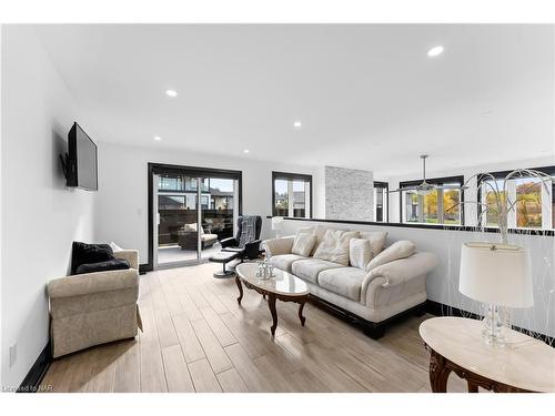 48 Kenmir Avenue, St. Davids, ON - Indoor Photo Showing Living Room