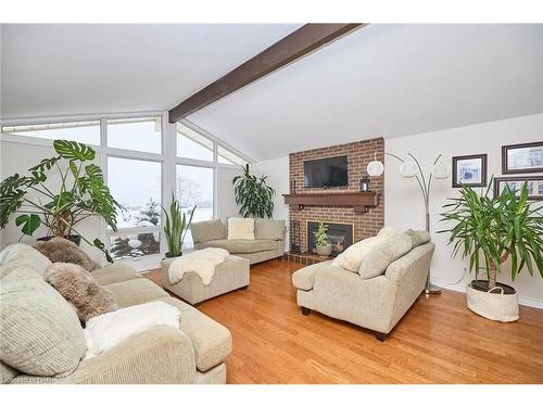 2179 Niagara Parkway, Fort Erie, ON - Indoor Photo Showing Living Room With Fireplace
