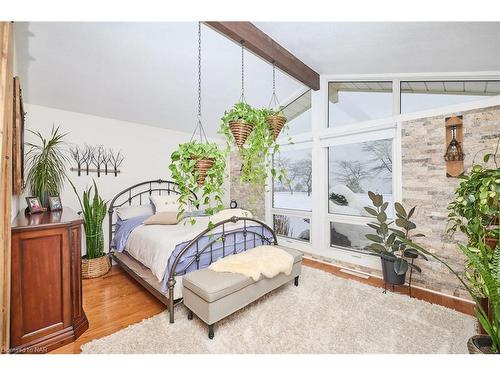 2179 Niagara Parkway, Fort Erie, ON - Indoor Photo Showing Bedroom