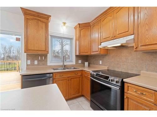 367 Brighton Avenue, Fort Erie, ON - Indoor Photo Showing Kitchen With Double Sink