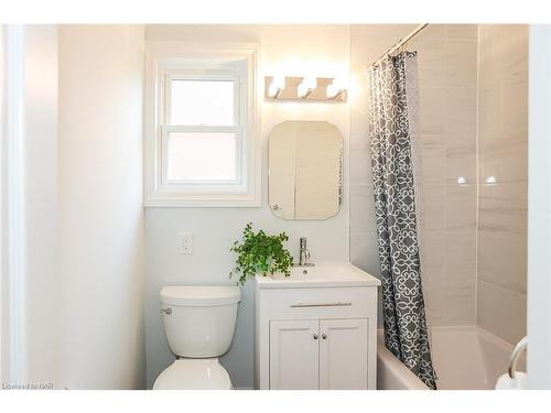 261 Vine Street, St. Catharines, ON - Indoor Photo Showing Bathroom