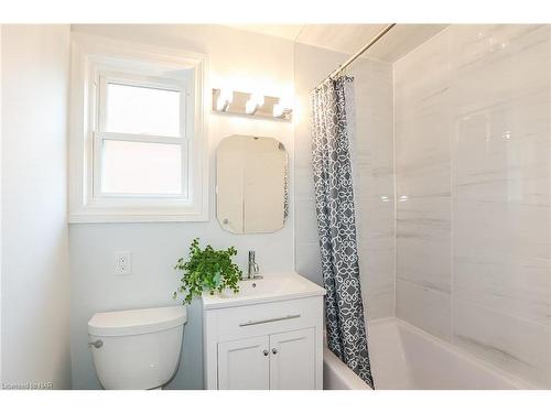 261 Vine Street, St. Catharines, ON - Indoor Photo Showing Bathroom
