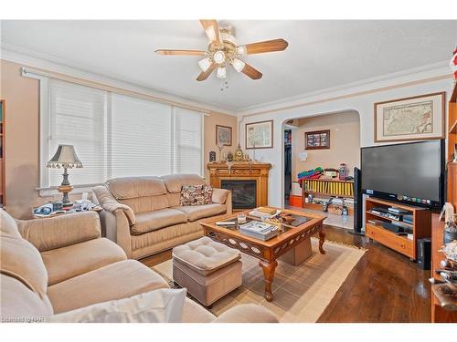 182 Lakeshore Road, St. Catharines, ON - Indoor Photo Showing Living Room