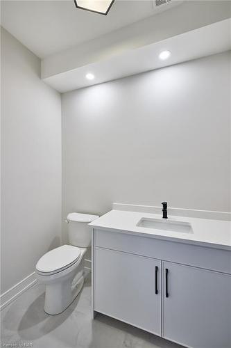 10-24 Grapeview Drive, St. Catharines, ON - Indoor Photo Showing Bathroom