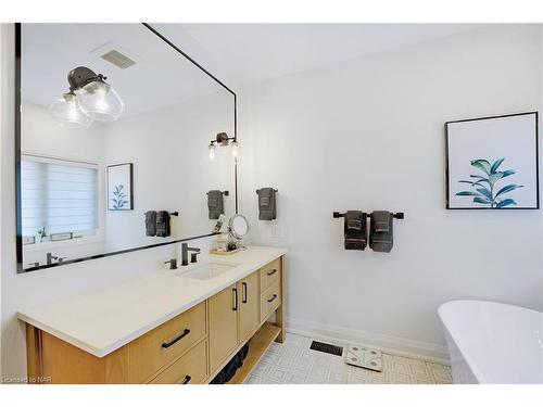 2871 Arrowsmith Court, Fort Erie, ON - Indoor Photo Showing Bathroom
