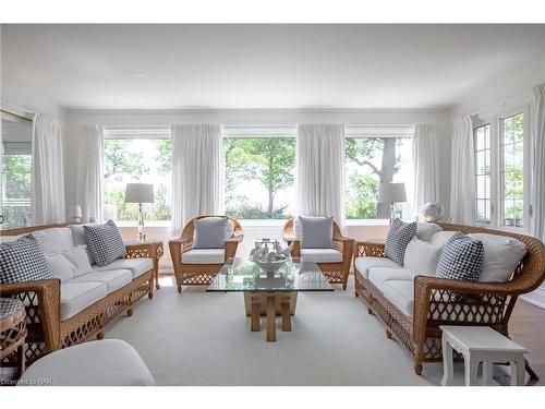 5189 Abino Hills Road, Ridgeway, ON - Indoor Photo Showing Living Room