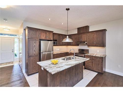 115 Borden Trail, Welland, ON - Indoor Photo Showing Kitchen With Double Sink